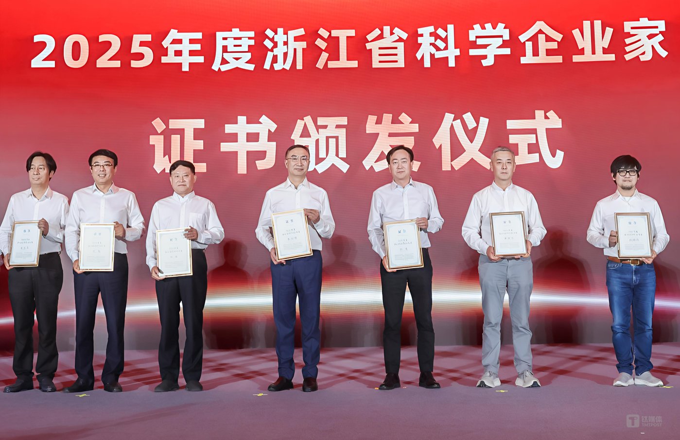 居中为零跑汽车创始人、董事长兼CEO朱江明