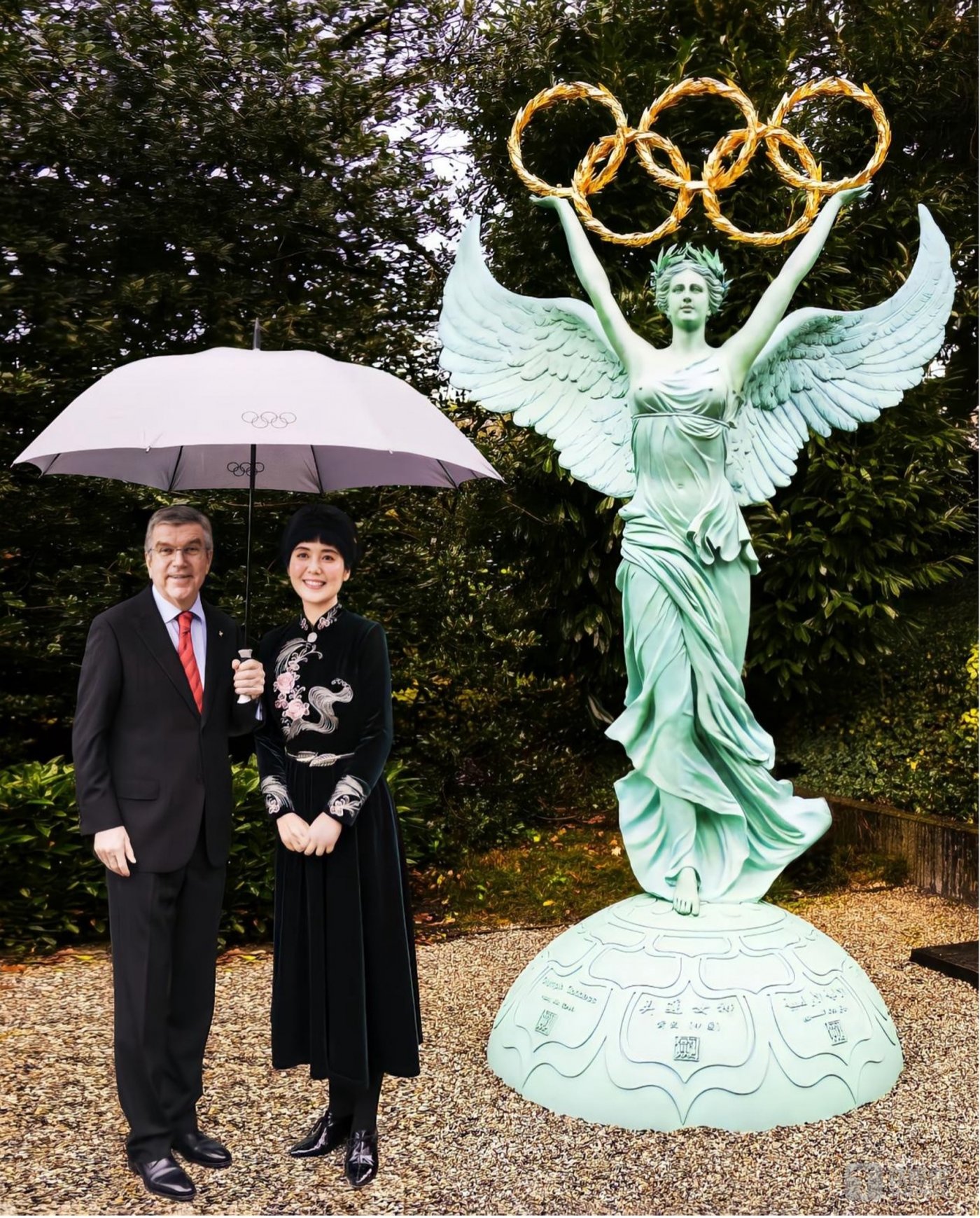 2020年国际奥委会主席巴赫与雕塑家黄剑共同出席奥运女神在洛桑的落成典礼
