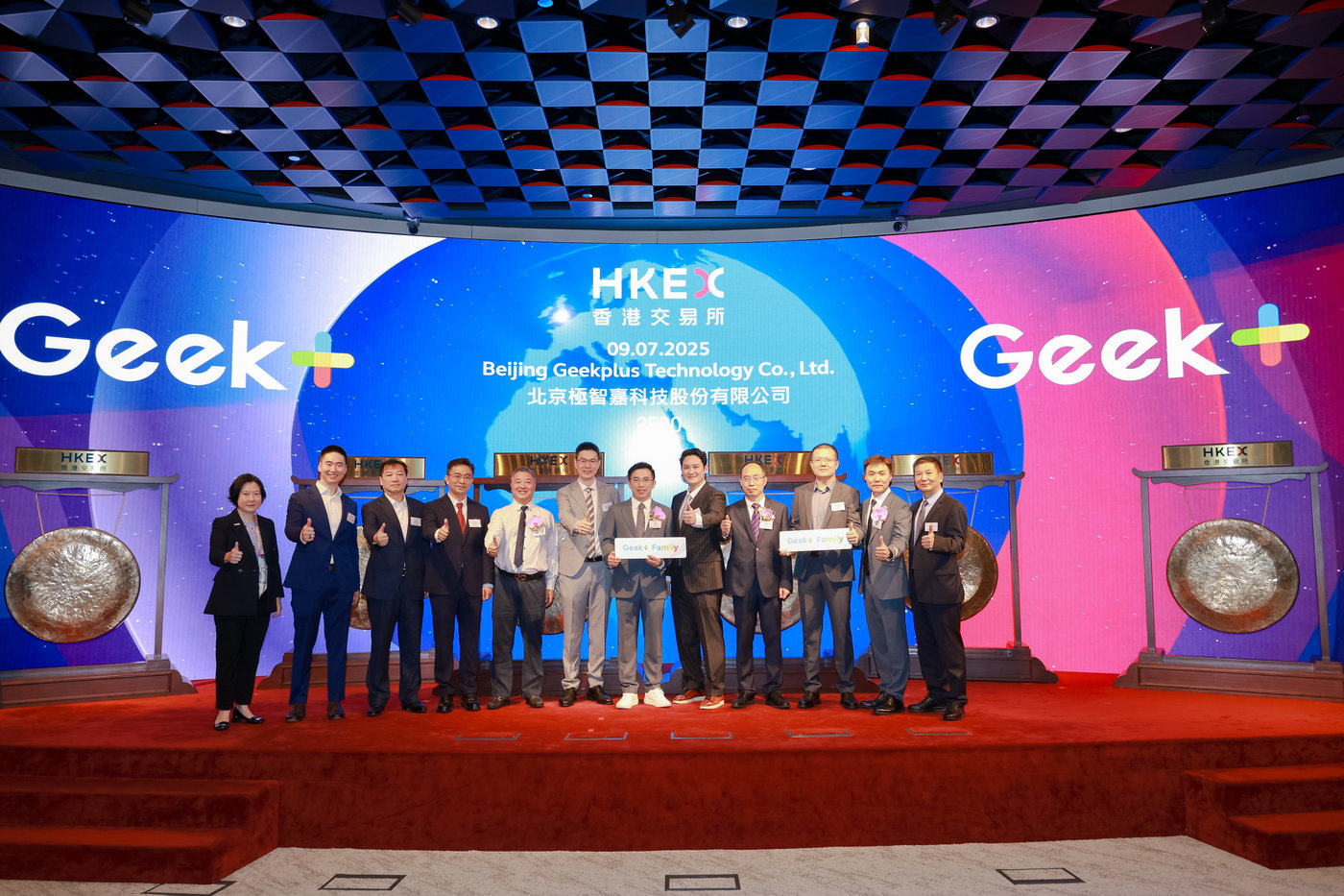 左六是祥峰投资管理合伙人夏志进,左七是极智嘉创始人、董事长、CEO郑勇