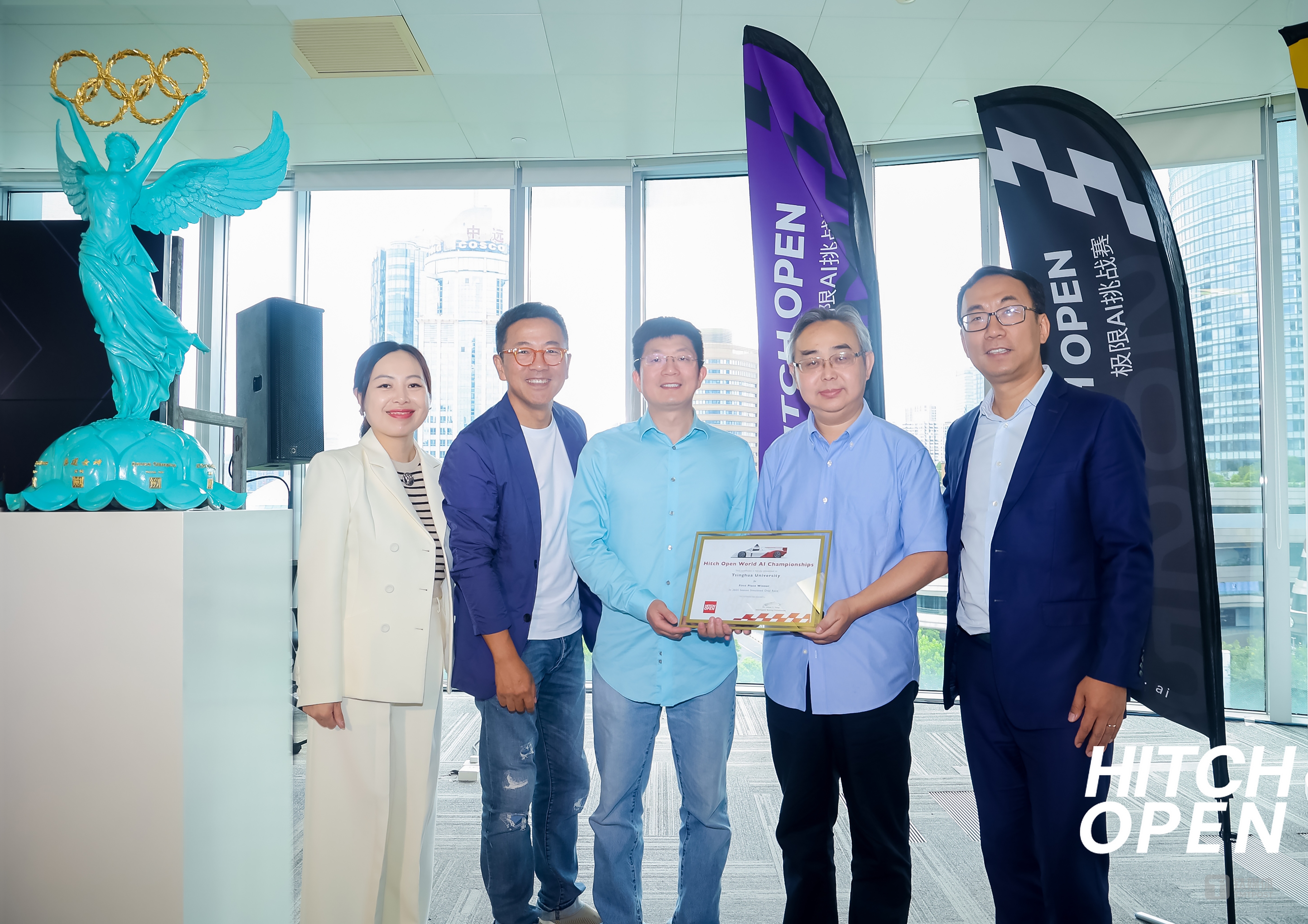 奥运女神雕塑见证清华大学取得Hitch Open 第一站仿真比赛冠军。从左起:Hitch Open 组委会理事长唐敏勤女士、中国F1赛事资深主播李兵、清华大学导师刘勃教授、清华大学领队导师于良耀教授、Hitch Open裁判委员会主席Allen Yang博士