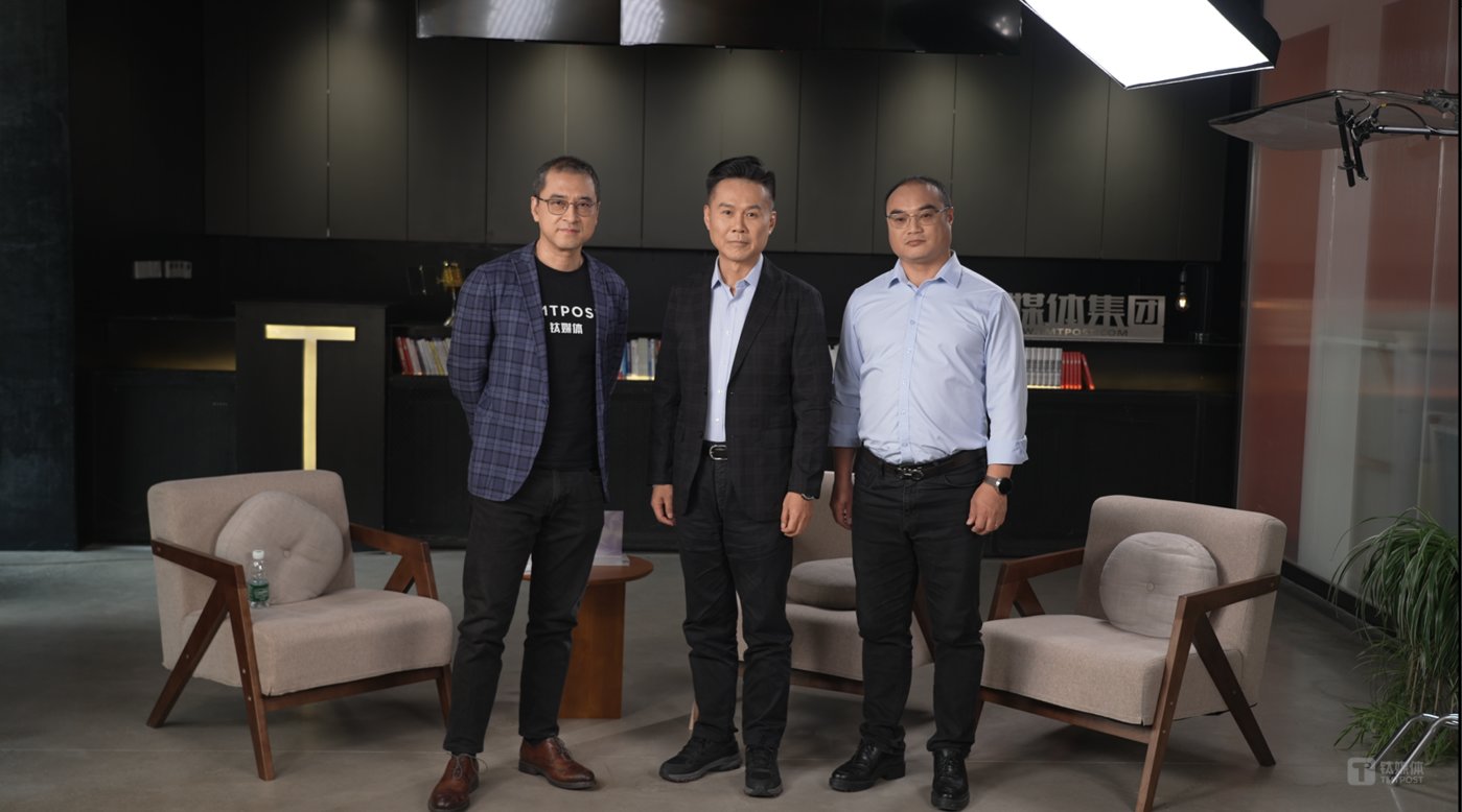 钛媒体的联合创始人联席CEO刘湘明(左一)、IBM大中华区董事长兼总经理陈旭东(中)、中顺洁柔CIO杨森林(右一)