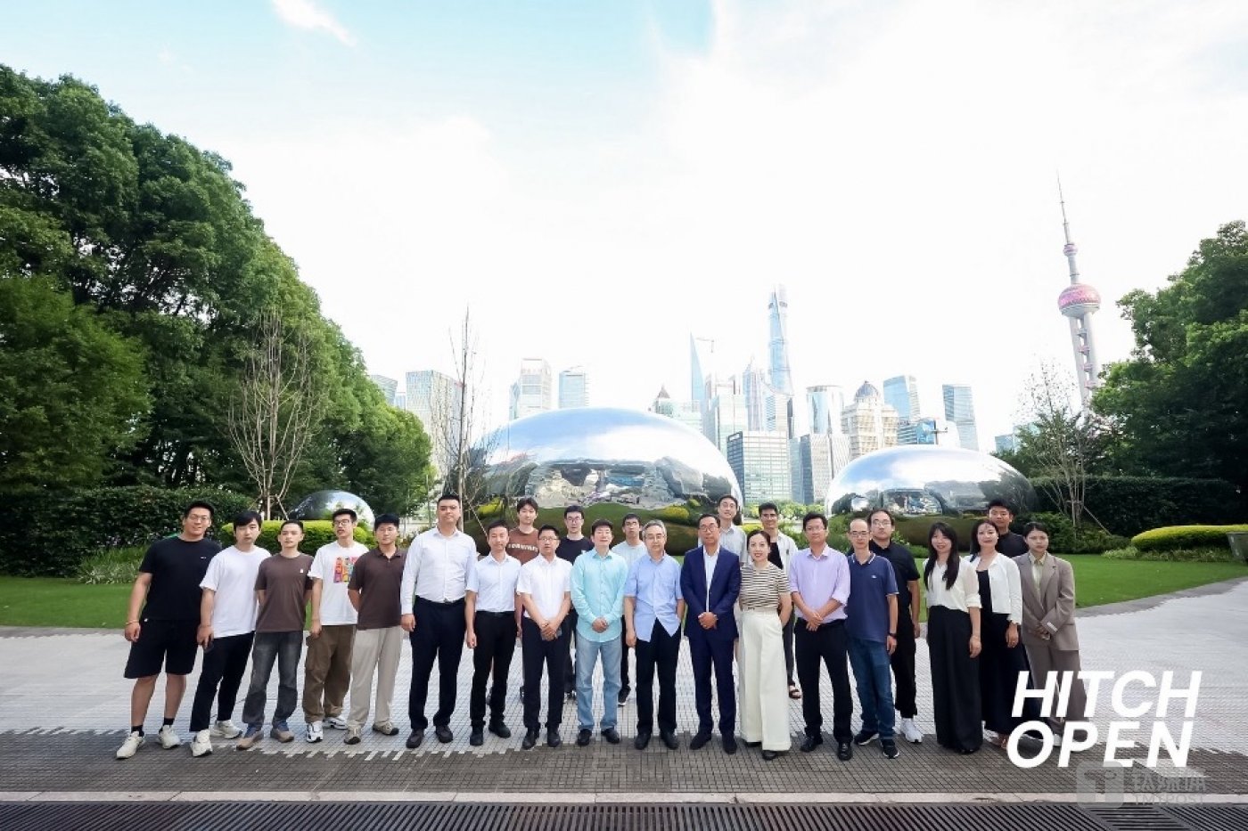 Hitch Open 世界AI竞速锦标赛晋级战队清华大学、浙江大学、复旦大学、湖南大学、武汉理工大学、吉林大学以及海南大学北外滩合影