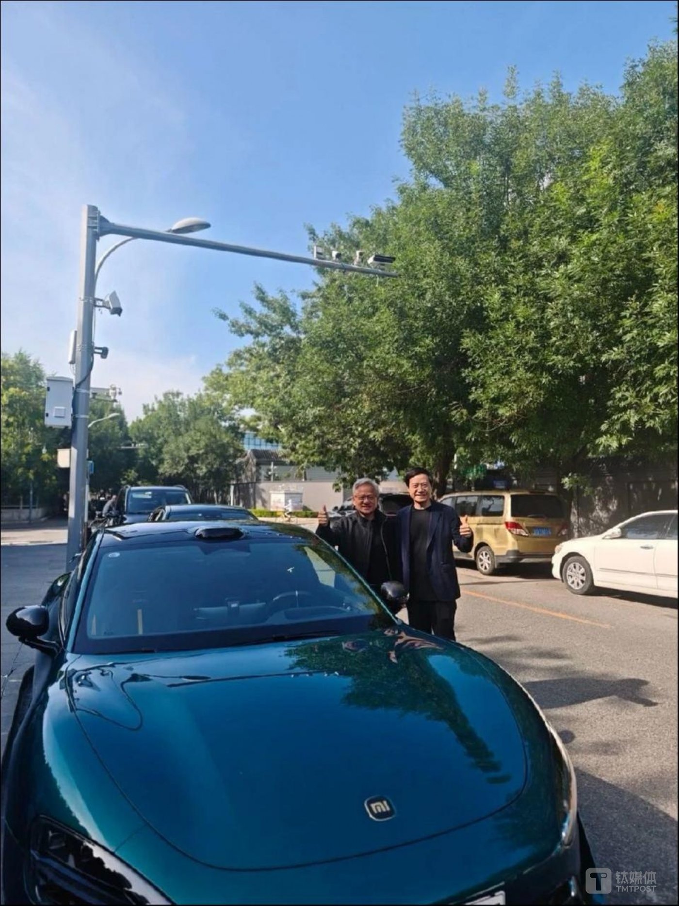 黄仁勋在7月13日与小米集团创始人、董事长兼CEO雷军的合影