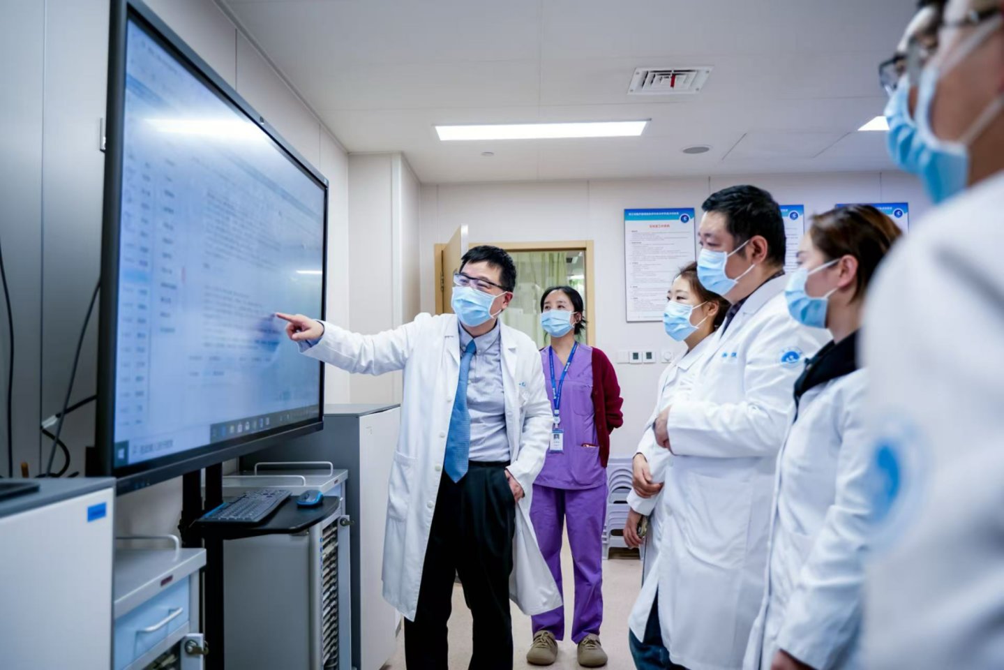 （图：迈瑞启元重症大模型于浙江大学附属第一医院的使用场景）