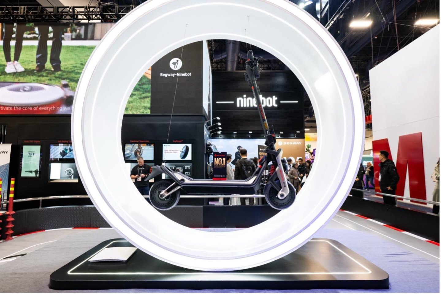 CES现场展出的滑板车三代产品