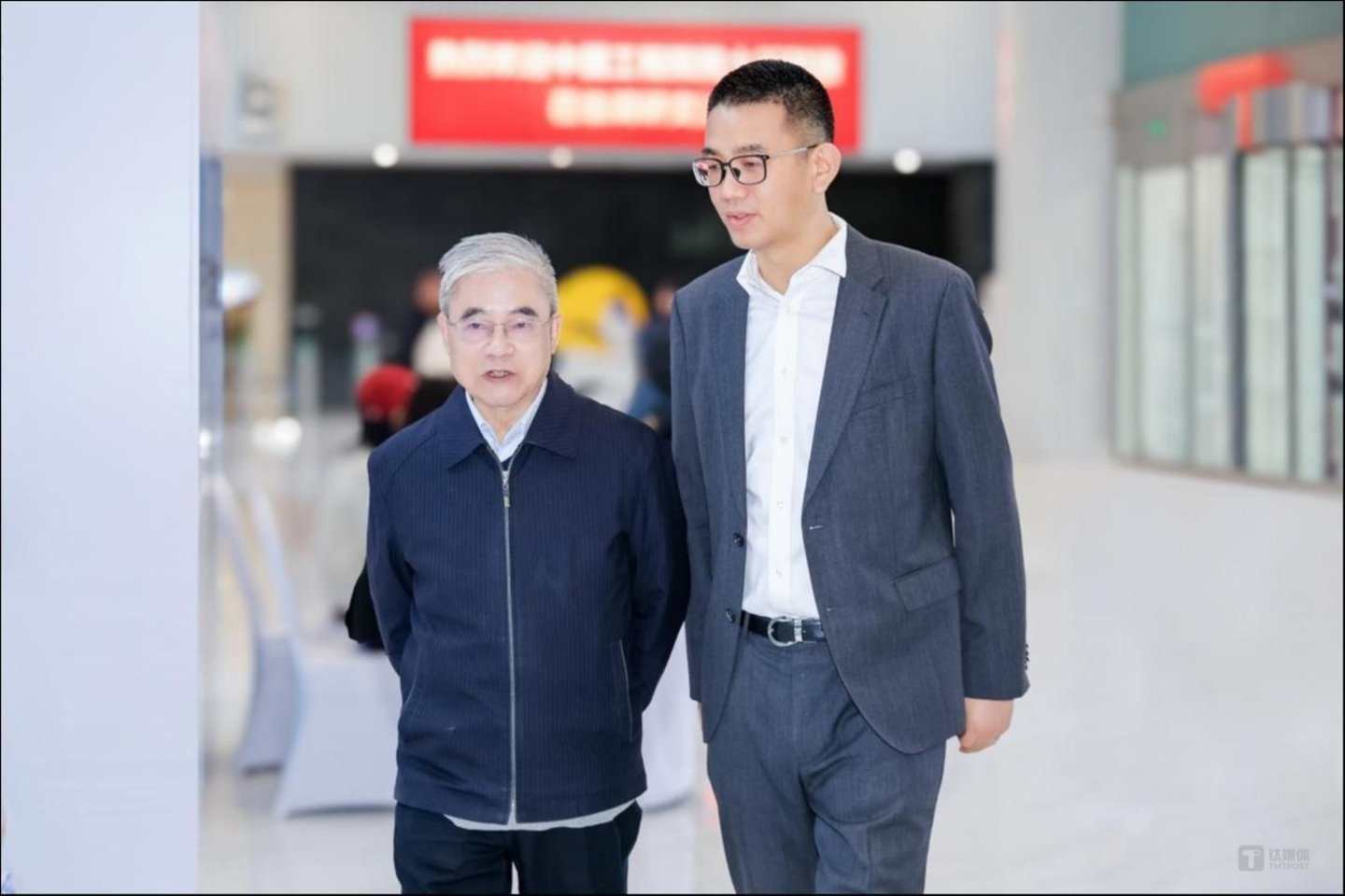 邬贺铨（图左）、度小满CTO许冬亮（图右）