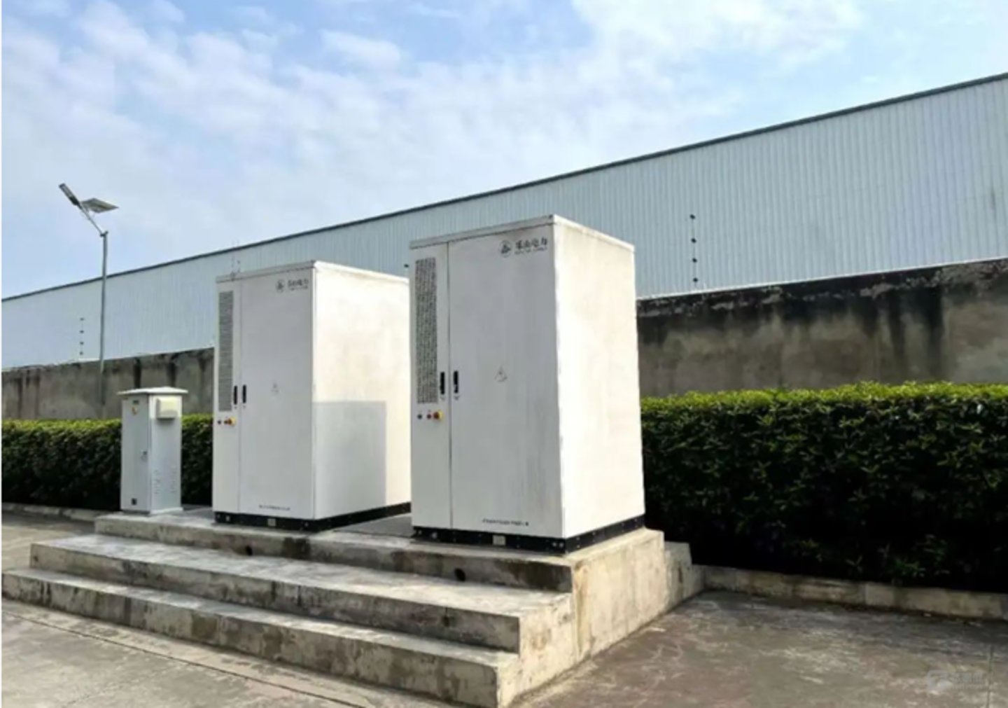 乐山电力在龙泉驿区的两台储能机箱，图源四川省上市公司协会