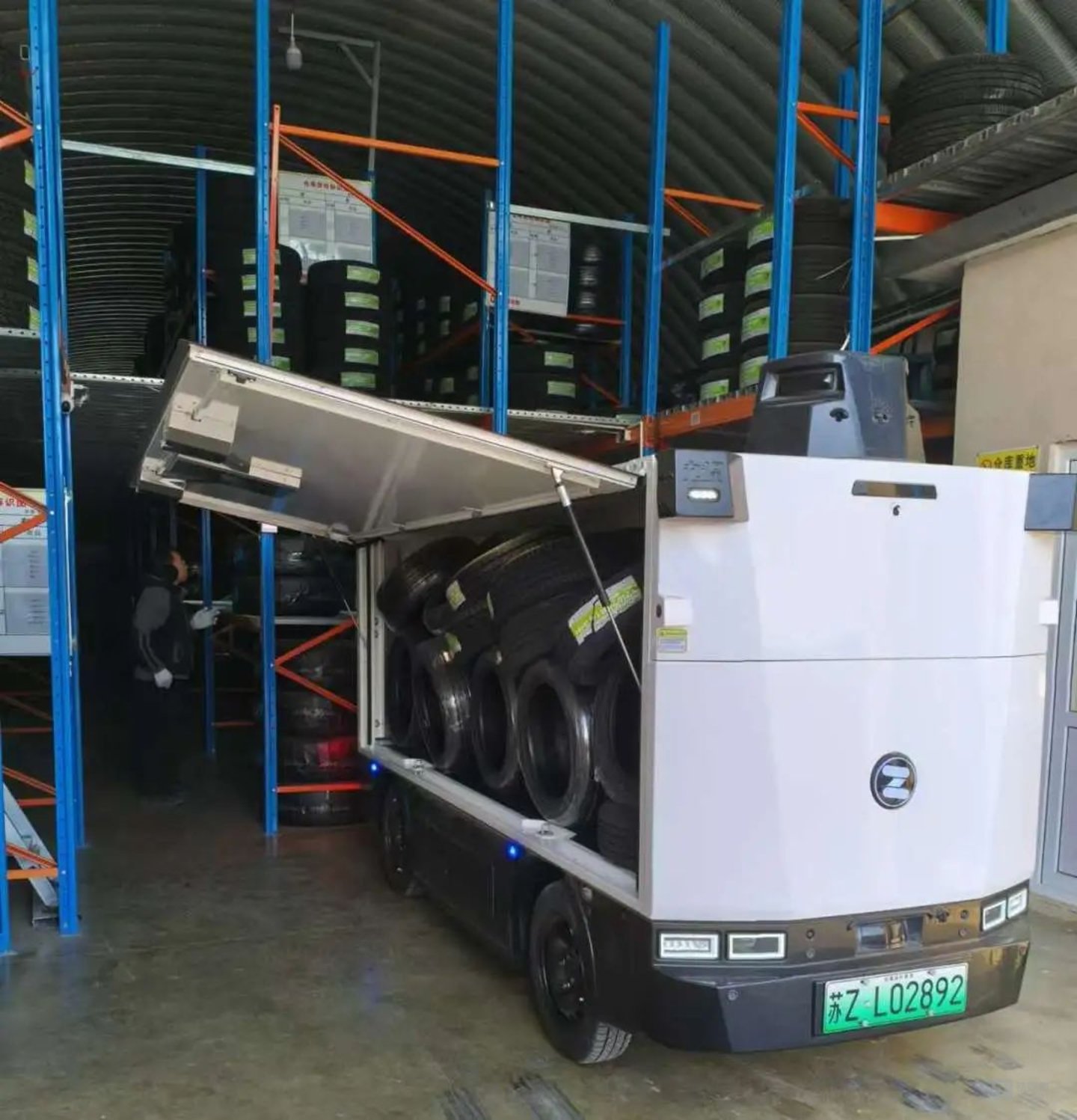 上图：九识已向佳通轮胎完成首批无人车订单交付，并将陆续在32个城市上线首批佳通轮胎无人配送业务。通过九识无人车，将帮助佳通轮胎完成城市仓储库房-汽修门店的补货、调货任务，大幅缩短了门店的等货时间。九识无人车7*24小时的运营能力也完全解决了夜间紧急用胎的特殊需求。