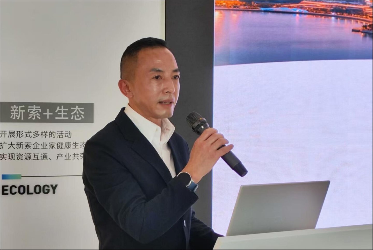 图注：英唐智控总经理蒋伟东
