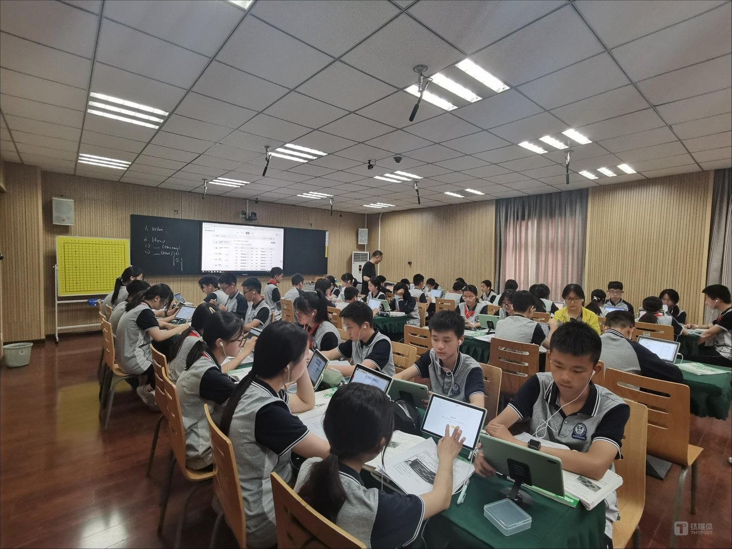 AI课堂真实场景,图片由洋葱学园提纲
