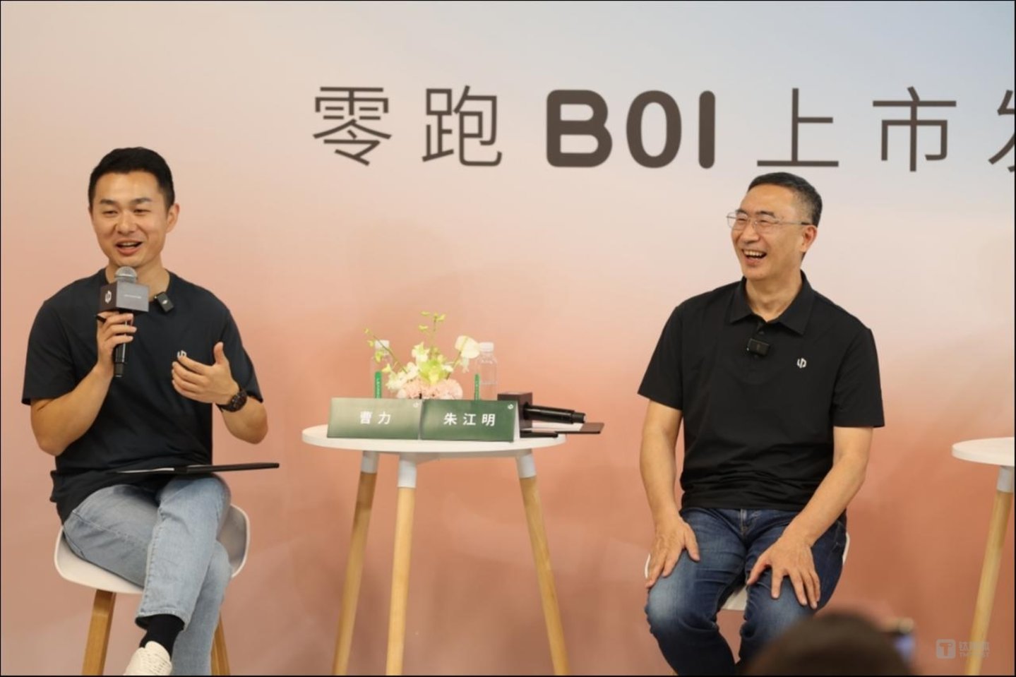 零跑汽车创始人、董事长兼CEO 朱江明（右）与零跑汽车高级副总裁 曹力（左）