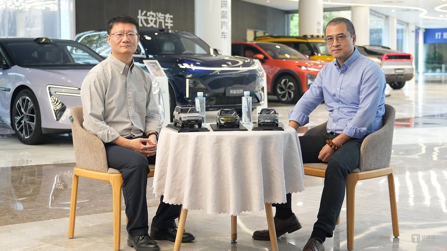 左:中国长安汽车总经理赵非;右:钛媒体联合创始人&联席CEO刘湘明