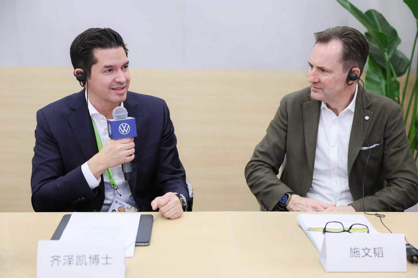 大众汽车乘用车品牌CEO 施文韬（Thomas Sch&auml;fer） 与 大众汽车乘用车品牌中国CEO齐泽凯博士（Dr. Robert Cisek）