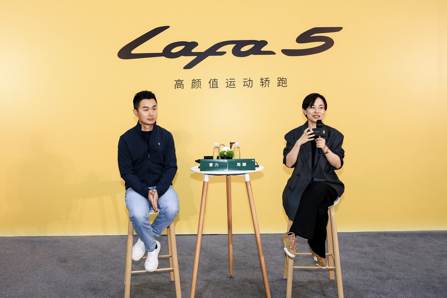 零跑汽车高级副总裁曹力（左）与零跑汽车副总裁周颖（右）
