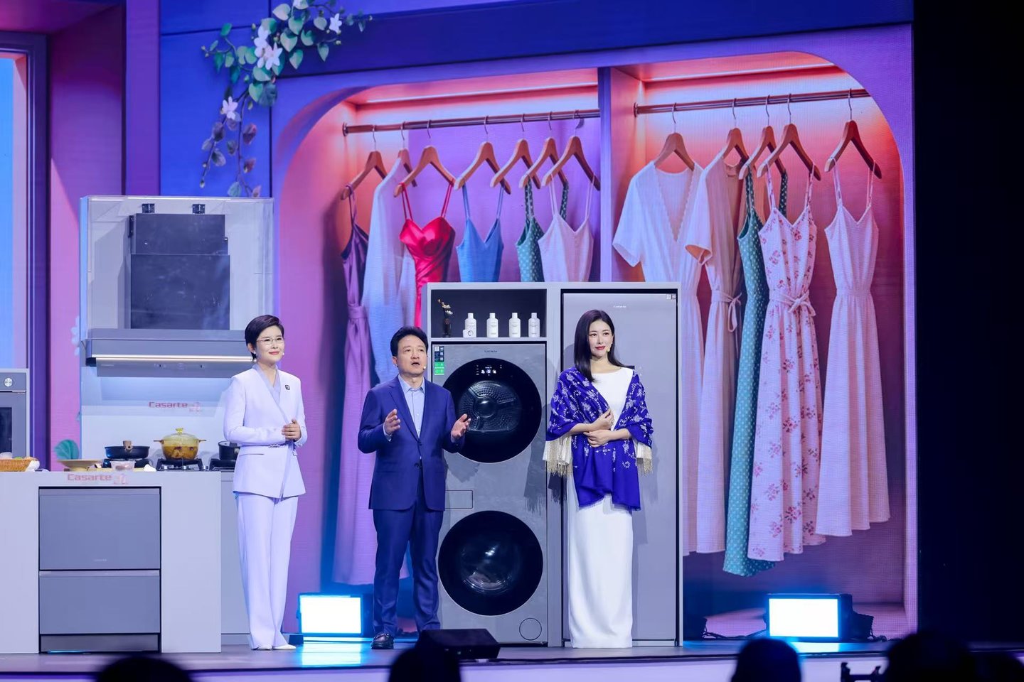 【卡萨帝品牌大使朱珠(右)、海尔智家洗涤产业总经理程传岭(中)与中央广播电视总台主持人王宁(左)】