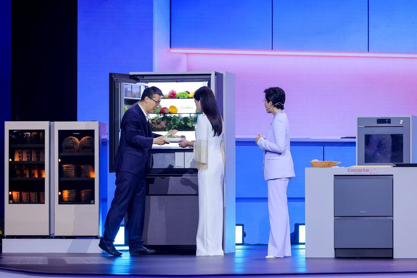 【卡萨帝品牌大使朱珠(中)、海尔智家大厨房产业总经理吴勇(左)与中央广播电视总台主持人王宁(右)】